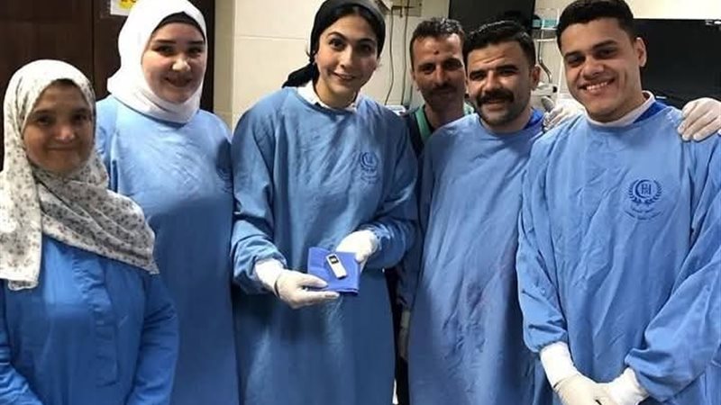 أثناء إجراء العملية واستخراج الهاتف المحمول
