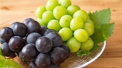 العنب الأسود أم الأخضر.. أيهما يمنحك فوائد صحية أكثر؟