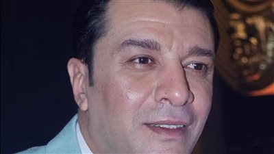 مصطفى كامل يزور أشرف زكى ويتمنى له الشفاء بعد أزمته الصحية