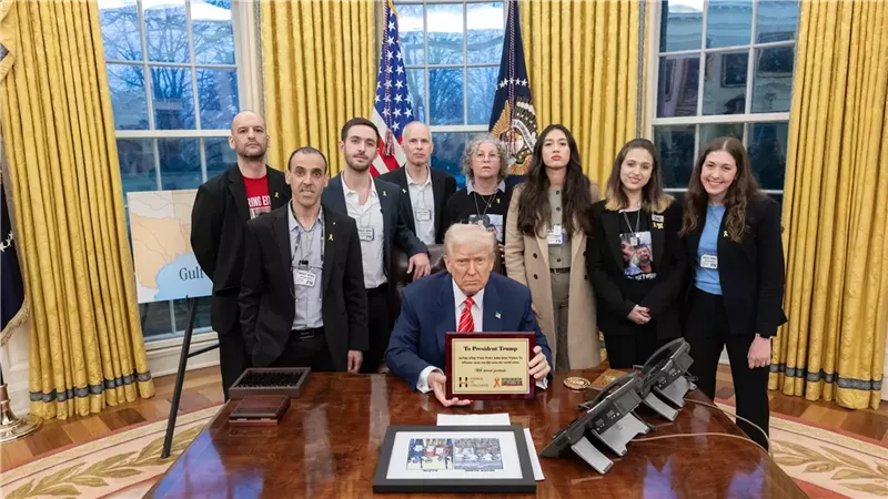 المحتجزين الإسرائيليين مع ترامب