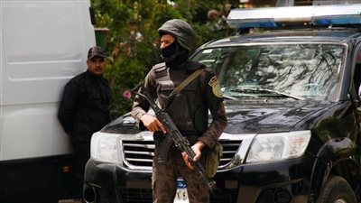 «كان هزار».. كشف ملابسات إلقاء شخصين ألعاب نارية داخل سيارة بالإسكندرية