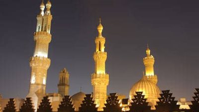 آلاف المصلين يؤدون التراويح بالأزهر بالليلة الثامنة من رمضان