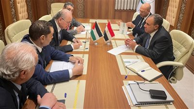 وزير الخارجية يتابع مع رئيس وزراء فلسطين خطة 