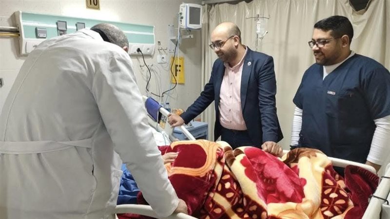 وكيل صحة دمياط أثناء الإطمئنان علي المريضة 