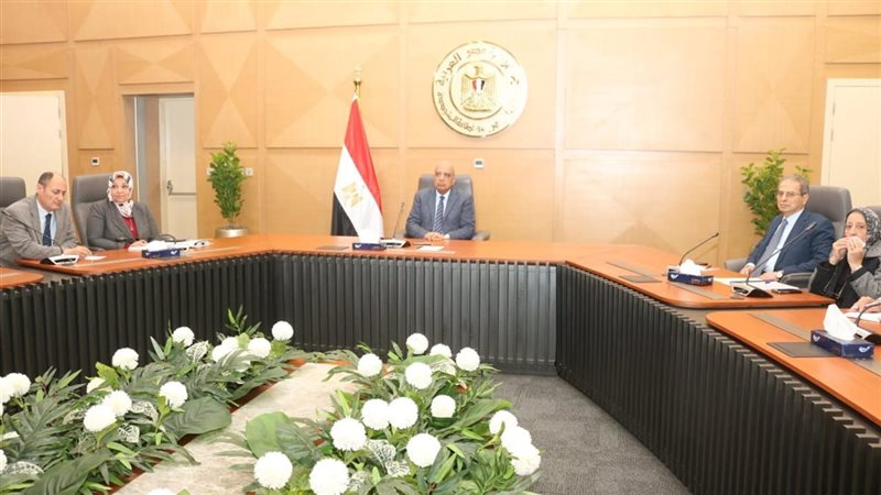 وزير الكهرباء خلال اجتماع اليوم
