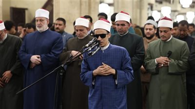 طالب أزهري كفيف يؤم المصلين في صلاة التراويح بالجامع الأزهر