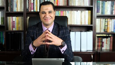 كيف تتحكم في ذاتك؟.. أستاذ علاج نفسي يوضح (فيديو)