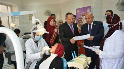 رئيس جامعة دمياط يدشن مبادرة «صحتك من صحة أسنانك»