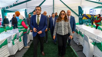 وزيرة التنمية المحلية تتابع عمليات تعبئة وتغليف كراتين شهر رمضان المبارك