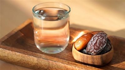 أبرزها البدء بالتمر وشرب الماء.. عادات تحافظ على صحتك أثناء الإفطار في رمضان