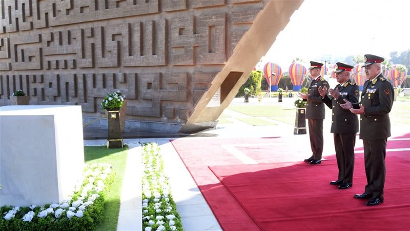 وضع إكليل من الزهور على النصب التذكارى لشهداء القوات المسلحة