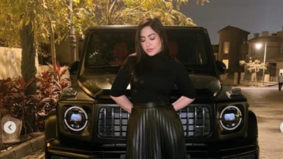 بوسي تتألق بإطلالة أنيقة في أحدث جلسة تصوير لها