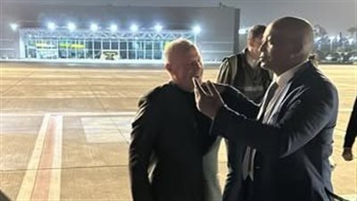 موتسيبي يصل القاهرة وهاني أبو ريدة يستقبله في المطار