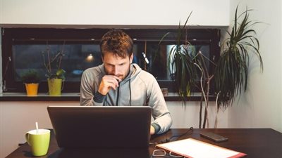 العمل من المنزل في رمضان أم المكتب.. أيهما أفضل؟