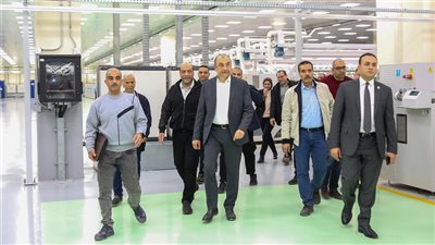 وزير قطاع الأعمال يؤكد أهمية تنمية مهارات العاملين في صناعة الغزل والنسيج