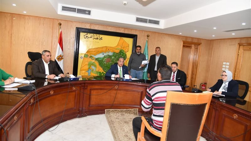 محافظ الفيوم أثناء اللقاء
