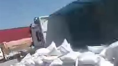 أنقـلاب تريلا  محملة بالأعلاف على الطريق الإقليمي بالمنوفية