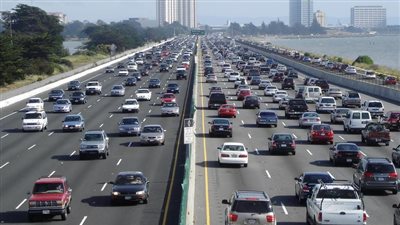 سيولة مرورية بمعظم المحاور.. وكثافات محدودة بالهرم بسبب أعمال المترو