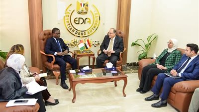 رئيس هيئة الدواء يبحث سبل التعاون الدوائي مع السفير الإيفواري بالقاهرة