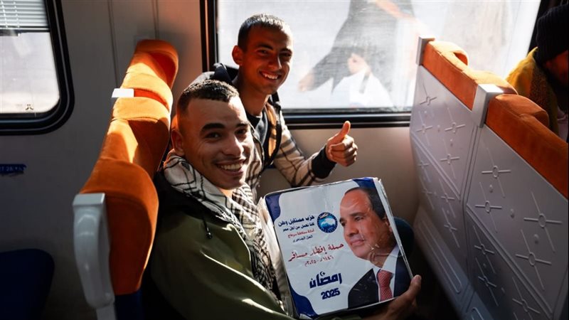 جانب من توزيع وجبات الافطار