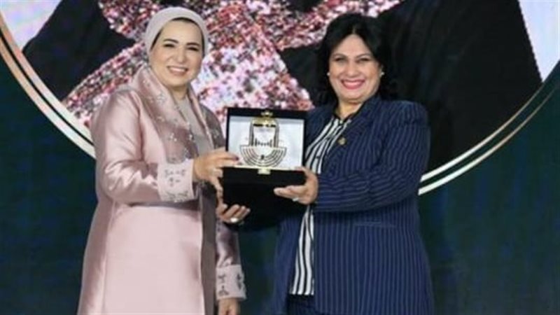 تكريم سلوى عثمان من السيدة انتصار السيسي