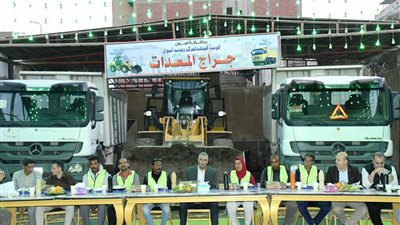 محافظ أسوان يشارك عمال النظافة إفطار شهر رمضان 
