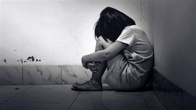 احتجزها 10 أيام.. طالبة تتهم والدها بالاعتداء عليها داخل شقة في الجيزة