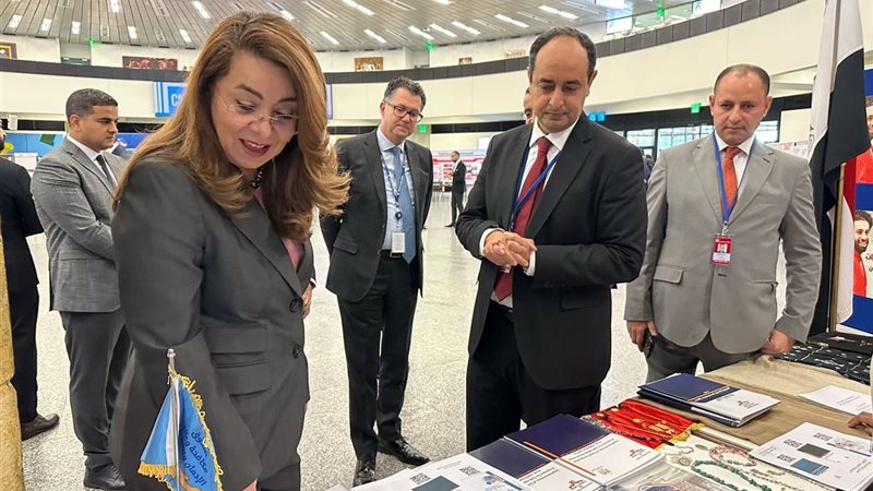 غادة والي تتفقد معرض صندوق مكافحة وعلاج الإدمان