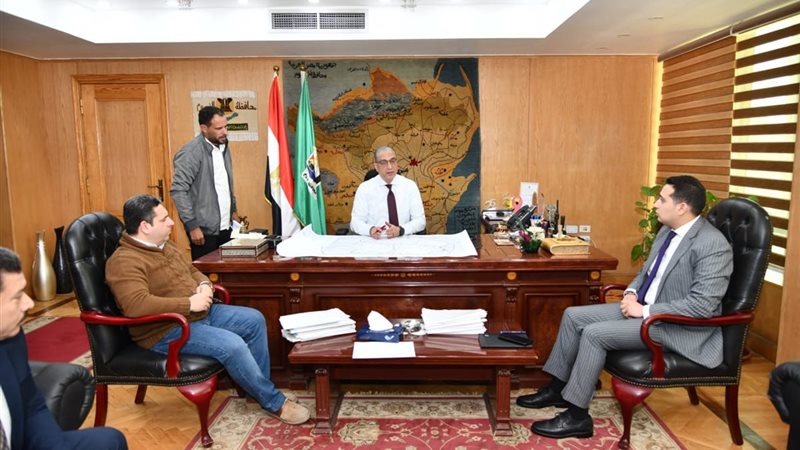 محافظ الفيوم ونائبه أثناء الاجتماع
