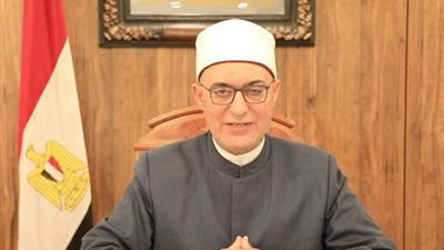 ما حكم إعطاء الزوجة الزكاة لزوجها أو للأب العاطل؟ 