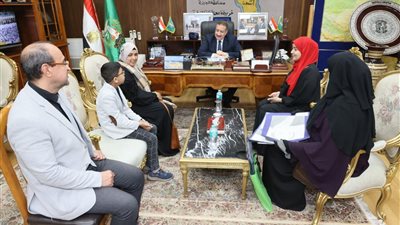 في لفتة طيبة.. محافظ المنوفية يلتقي طالبا 
