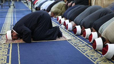الأزهر يواصل استقبال رواده من مصر والعالم لأداء صلاتي العشاء والتراويح 