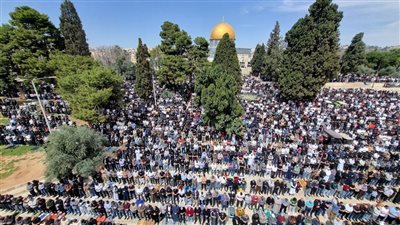 80 ألف فلسطيني يؤدون صلاة الجمعة في المسجد الأقصى وسط إجراءات أمنية مشددة