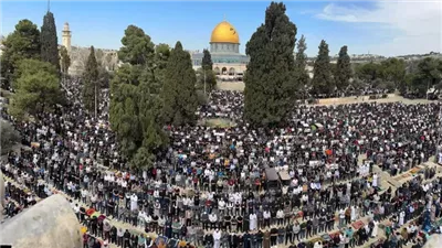 80 ألف مصل يؤدون صلاة الجمعة بالأقصى وسط قيود الاحتلال