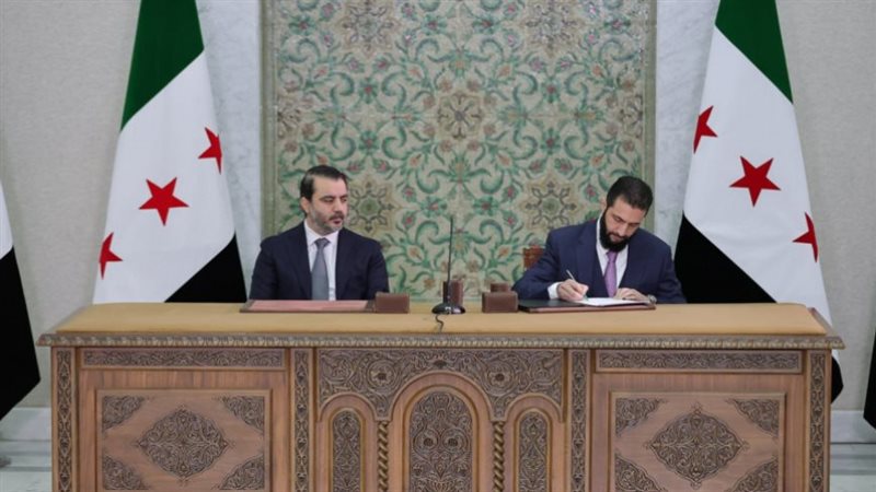 الشرع يوقع على الإعلان الدستوري الجديد