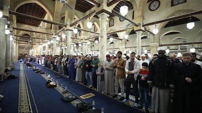 في الليلة الـ 16 من رمضان.. الآلاف يؤدون صلاتي العشاء والتراويح بالأزهر 