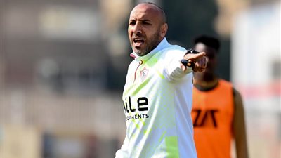 أيمن عبد العزيز يشكر لاعبي الزمالك بعد التعادل مع مودرن سبورت في كأس العاصمة