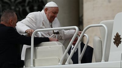 الفاتيكان: البابا فرنسيس سيبقى بالمستشفى ويغيب عن عظته الأسبوعية اليوم