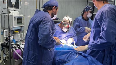 قافلة طبية أمريكية تعالج 50 طفلا من المصابين بالشفة الأرنبية بسوهاج.. صور