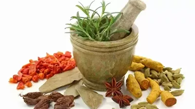 منها الزعتر والزنجبيل.. أعشاب طبيعية فعالة للتخلص من الكحة