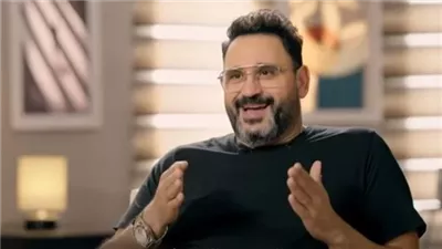 أكرم حسني: «وجود أبوك في البيت لا تعوضه فلوس الدنيا»