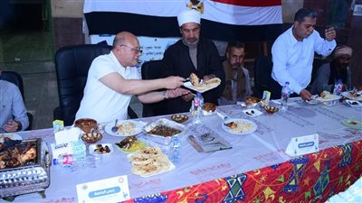 رئيس جامعة سوهاج يتوسط مائدة إفطار عمال كلية الزراعة