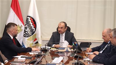 وزير قطاع الأعمال يلتقي وفدا صناعيا بقيادة «روسال» الرائدة في صناعة الألومنيوم