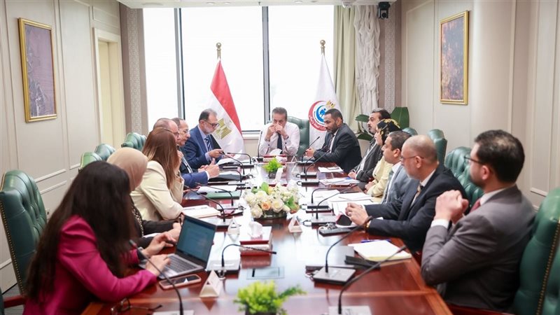 اجتماع وزير الصحة