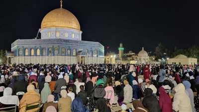 60 ألف فلسطيني يؤدون صلاة التراويح بالأقصى رغم تهديدات الاحتلال (صور)