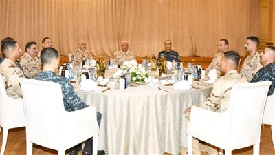 القائد العام يتناول الإفطار مع مقاتلى القوات البحرية والمنطقة الشمالية العسكرية