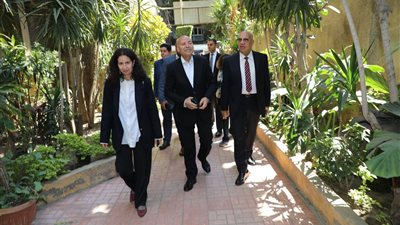 محافظ القاهرة يتفقد مبادرة تشجير المنطقة المحيطة بمحطة مترو صفاء حجازي