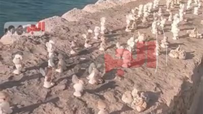 عم صبحي فنان يخرج من الصدف تحفا فنية.. شاهد