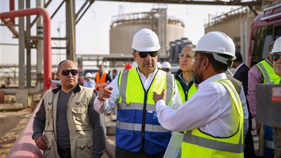وزير قطاع الأعمال يجري زيارة ميدانية لشركة 