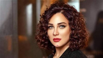 سلاف فواخرجي تكشف مفاجأة عن ديانتها وموعد عودتها لسوريا